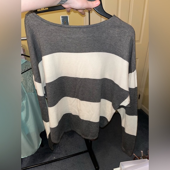 Women’s Grey and White Long Sleeve Sweater- size Medium - Picture 3 of 4